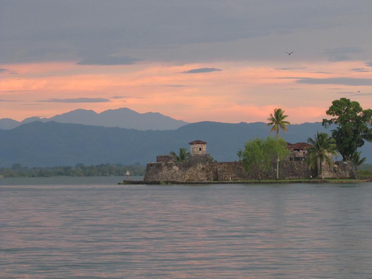 Hotel Kangaroo Y Restaurante Rio Dulce Town Exterior foto